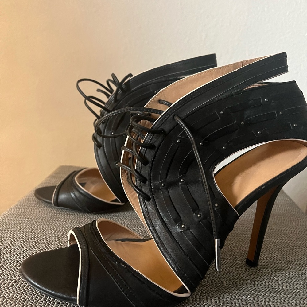 Lamb leather lace-up heels